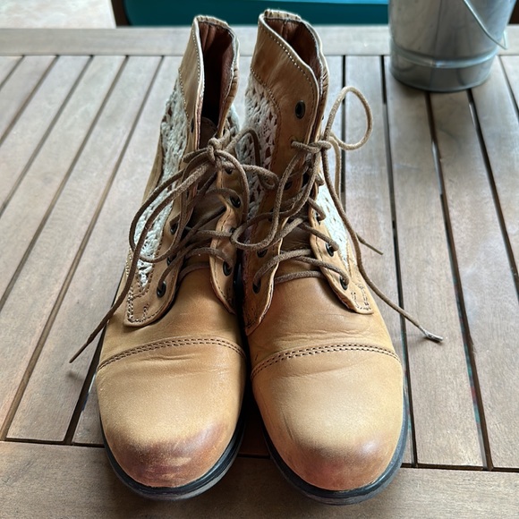 Steve Madden tan leather with lace boots! Excellent condition! Size 7.5 - Picture 2 of 7
